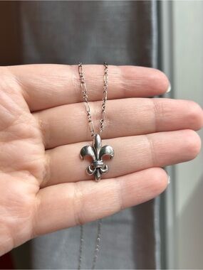 Mignon Faget designer 925 sterling silver fleur de lis pendant w/chain